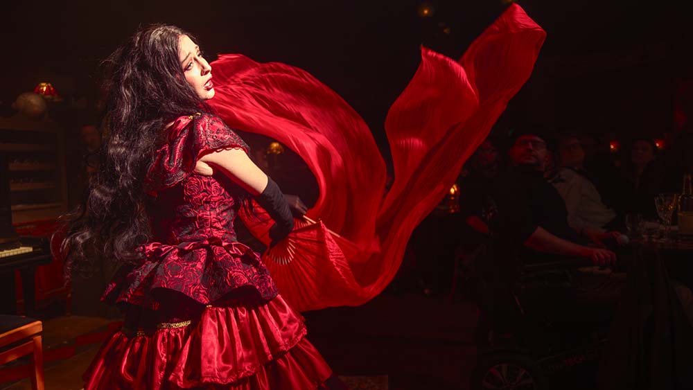chat noir immersive dining show london dancer